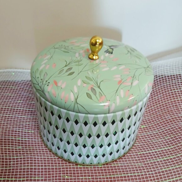 New La Jolie Muse White Tea, Soy, Double Wick Candle-Hummingbird Tin - Picture 2 of 5